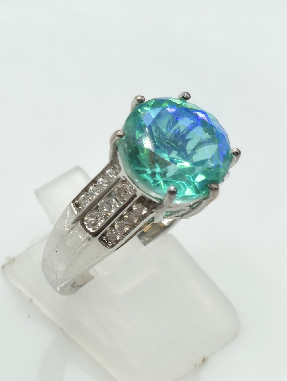 NWOT Mesmerizing Peacock Quartz And White Topaz Ring - Picture 4 of 8